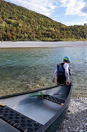 Canoeing, kayaking, and packraft activities on the river in the Pinzano al Tagliamento area, near the confluence of the Arzino and Tagliamanto rivers.