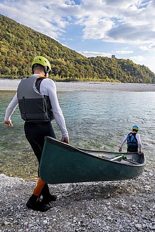 Canoeing, kayaking, and packraft activities on the river in the Pinzano al Tagliamento area, near the confluence of the Arzino and Tagliamanto rivers.