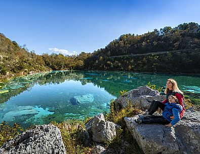 Lake Cornino, a small body of water of glacial origin located in the hilly area of Forgaria, in Friuli-Venezia Giulia. Approximately 140 metres long and 8 metres deep, it has an isolated water basin that receives continuous water exchange from underground aquifers, which allow it to maintain a constant temperature between 8 and 11 °C throughout the year, as well as a characteristic clarity, even in autumn as in these images. The lake is surrounded by a still well-preserved natural environment, and is protected as a Regional Nature Reserve, with guided trails offered for families and groups.