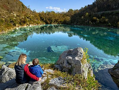 Lake Cornino, a small body of water of glacial origin located in the hilly area of Forgaria, in Friuli-Venezia Giulia. Approximately 140 metres long and 8 metres deep, it has an isolated water basin that receives continuous water exchange from underground aquifers, which allow it to maintain a constant temperature between 8 and 11 °C throughout the year, as well as a characteristic clarity, even in autumn as in these images. The lake is surrounded by a still well-preserved natural environment, and is protected as a Regional Nature Reserve, with guided trails offered for families and groups.