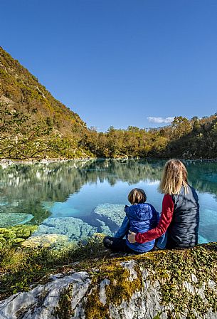 Lake Cornino, a small body of water of glacial origin located in the hilly area of Forgaria, in Friuli-Venezia Giulia. Approximately 140 metres long and 8 metres deep, it has an isolated water basin that receives continuous water exchange from underground aquifers, which allow it to maintain a constant temperature between 8 and 11 °C throughout the year, as well as a characteristic clarity, even in autumn as in these images. The lake is surrounded by a still well-preserved natural environment, and is protected as a Regional Nature Reserve, with guided trails offered for families and groups.