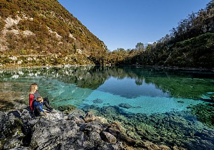 Lake Cornino, a small body of water of glacial origin located in the hilly area of Forgaria, in Friuli-Venezia Giulia. Approximately 140 metres long and 8 metres deep, it has an isolated water basin that receives continuous water exchange from underground aquifers, which allow it to maintain a constant temperature between 8 and 11 °C throughout the year, as well as a characteristic clarity, even in autumn as in these images. The lake is surrounded by a still well-preserved natural environment, and is protected as a Regional Nature Reserve, with guided trails offered for families and groups.