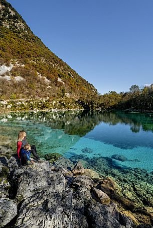 Lake Cornino, a small body of water of glacial origin located in the hilly area of Forgaria, in Friuli-Venezia Giulia. Approximately 140 metres long and 8 metres deep, it has an isolated water basin that receives continuous water exchange from underground aquifers, which allow it to maintain a constant temperature between 8 and 11 °C throughout the year, as well as a characteristic clarity, even in autumn as in these images. The lake is surrounded by a still well-preserved natural environment, and is protected as a Regional Nature Reserve, with guided trails offered for families and groups.