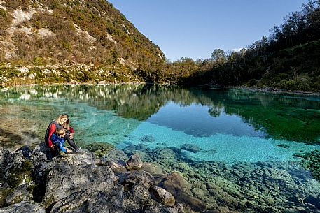 Lake Cornino, a small body of water of glacial origin located in the hilly area of Forgaria, in Friuli-Venezia Giulia. Approximately 140 metres long and 8 metres deep, it has an isolated water basin that receives continuous water exchange from underground aquifers, which allow it to maintain a constant temperature between 8 and 11 °C throughout the year, as well as a characteristic clarity, even in autumn as in these images. The lake is surrounded by a still well-preserved natural environment, and is protected as a Regional Nature Reserve, with guided trails offered for families and groups.