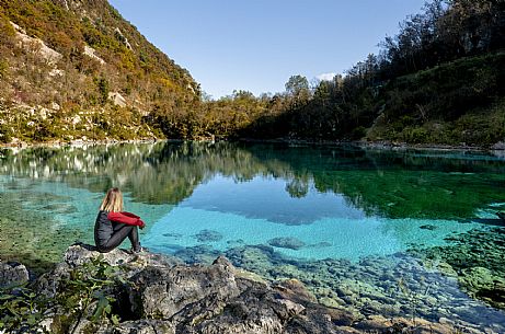 Lake Cornino, a small body of water of glacial origin located in the hilly area of Forgaria, in Friuli-Venezia Giulia. Approximately 140 metres long and 8 metres deep, it has an isolated water basin that receives continuous water exchange from underground aquifers, which allow it to maintain a constant temperature between 8 and 11 °C throughout the year, as well as a characteristic clarity, even in autumn as in these images. The lake is surrounded by a still well-preserved natural environment, and is protected as a Regional Nature Reserve, with guided trails offered for families and groups.