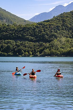 Experience di Canoa e Kayak sul Lago dei Tre Comuni (Cavazzo Carnico) - Carnia - FVG.
