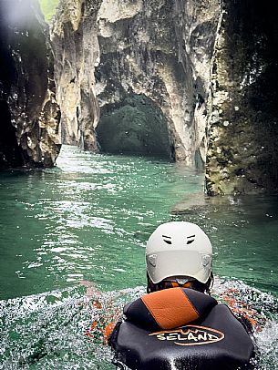 Canyoning in Rio Pielungo, Val d’Arzino Friuli Venezia Giulia, Italy. Participants navigate a spectacular canyon system carved into limestone and dolomite rock, progressing through narrow gorges, natural pools, waterfalls and rope descents under the supervision of the guide. The Rio Pielungo is considered one of the most scenic canyoning routes in the region, combining technical progression, geological interest and a uniquely wild atmosphere shaped by water and time.  [IT] Canyoning nel Rio Pielungo, Val d’Arzino (Friuli Venezia Giulia, Italia). I partecipanti attraversano uno spettacolare sistema di canyon scavato nelle rocce calcaree e dolomitiche, avanzando tra strette gole, pozze naturali, cascate e calate su corda sotto la supervisione di una Guida certificata. Il Rio Pielungo è considerato uno dei percorsi di canyoning più suggestivi della regione, grazie alla combinazione di progressione tecnica, interesse geologico e un’atmosfera autenticamente selvaggia modellata dall’acqua e dal tempo.