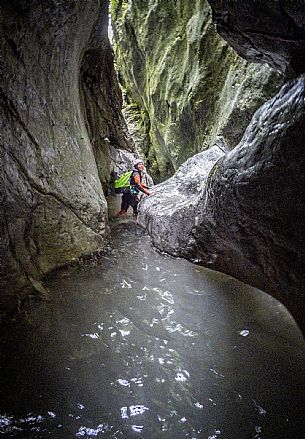 Canyoning in Rio Pielungo, Val d’Arzino Friuli Venezia Giulia, Italy. Participants navigate a spectacular canyon system carved into limestone and dolomite rock, progressing through narrow gorges, natural pools, waterfalls and rope descents under the supervision of the guide. The Rio Pielungo is considered one of the most scenic canyoning routes in the region, combining technical progression, geological interest and a uniquely wild atmosphere shaped by water and time.  [IT] Canyoning nel Rio Pielungo, Val d’Arzino (Friuli Venezia Giulia, Italia). I partecipanti attraversano uno spettacolare sistema di canyon scavato nelle rocce calcaree e dolomitiche, avanzando tra strette gole, pozze naturali, cascate e calate su corda sotto la supervisione di una Guida certificata. Il Rio Pielungo è considerato uno dei percorsi di canyoning più suggestivi della regione, grazie alla combinazione di progressione tecnica, interesse geologico e un’atmosfera autenticamente selvaggia modellata dall’acqua e dal tempo.