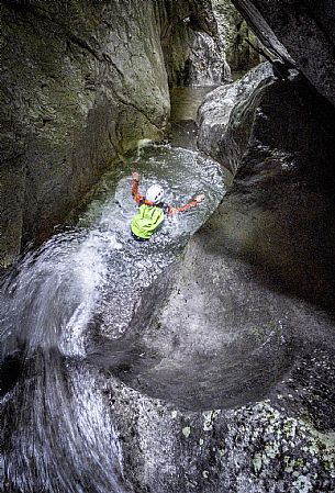 Canyoning in Rio Pielungo, Val d’Arzino Friuli Venezia Giulia, Italy. Participants navigate a spectacular canyon system carved into limestone and dolomite rock, progressing through narrow gorges, natural pools, waterfalls and rope descents under the supervision of the guide. The Rio Pielungo is considered one of the most scenic canyoning routes in the region, combining technical progression, geological interest and a uniquely wild atmosphere shaped by water and time.  [IT] Canyoning nel Rio Pielungo, Val d’Arzino (Friuli Venezia Giulia, Italia). I partecipanti attraversano uno spettacolare sistema di canyon scavato nelle rocce calcaree e dolomitiche, avanzando tra strette gole, pozze naturali, cascate e calate su corda sotto la supervisione di una Guida certificata. Il Rio Pielungo è considerato uno dei percorsi di canyoning più suggestivi della regione, grazie alla combinazione di progressione tecnica, interesse geologico e un’atmosfera autenticamente selvaggia modellata dall’acqua e dal tempo.