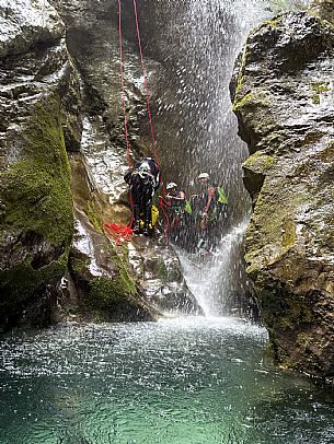 Canyoning in Rio Pielungo, Val d’Arzino Friuli Venezia Giulia, Italy. Participants navigate a spectacular canyon system carved into limestone and dolomite rock, progressing through narrow gorges, natural pools, waterfalls and rope descents under the supervision of the guide. The Rio Pielungo is considered one of the most scenic canyoning routes in the region, combining technical progression, geological interest and a uniquely wild atmosphere shaped by water and time.  [IT] Canyoning nel Rio Pielungo, Val d’Arzino (Friuli Venezia Giulia, Italia). I partecipanti attraversano uno spettacolare sistema di canyon scavato nelle rocce calcaree e dolomitiche, avanzando tra strette gole, pozze naturali, cascate e calate su corda sotto la supervisione di una Guida certificata. Il Rio Pielungo è considerato uno dei percorsi di canyoning più suggestivi della regione, grazie alla combinazione di progressione tecnica, interesse geologico e un’atmosfera autenticamente selvaggia modellata dall’acqua e dal tempo.