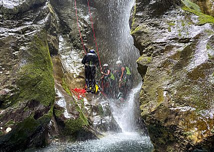 Canyoning in Rio Pielungo, Val d’Arzino Friuli Venezia Giulia, Italy. Participants navigate a spectacular canyon system carved into limestone and dolomite rock, progressing through narrow gorges, natural pools, waterfalls and rope descents under the supervision of the guide. The Rio Pielungo is considered one of the most scenic canyoning routes in the region, combining technical progression, geological interest and a uniquely wild atmosphere shaped by water and time.  [IT] Canyoning nel Rio Pielungo, Val d’Arzino (Friuli Venezia Giulia, Italia). I partecipanti attraversano uno spettacolare sistema di canyon scavato nelle rocce calcaree e dolomitiche, avanzando tra strette gole, pozze naturali, cascate e calate su corda sotto la supervisione di una Guida certificata. Il Rio Pielungo è considerato uno dei percorsi di canyoning più suggestivi della regione, grazie alla combinazione di progressione tecnica, interesse geologico e un’atmosfera autenticamente selvaggia modellata dall’acqua e dal tempo.