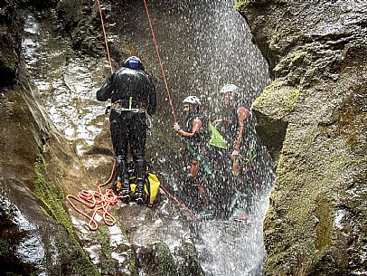 Canyoning in Rio Pielungo, Val d’Arzino Friuli Venezia Giulia, Italy. Participants navigate a spectacular canyon system carved into limestone and dolomite rock, progressing through narrow gorges, natural pools, waterfalls and rope descents under the supervision of the guide. The Rio Pielungo is considered one of the most scenic canyoning routes in the region, combining technical progression, geological interest and a uniquely wild atmosphere shaped by water and time.  [IT] Canyoning nel Rio Pielungo, Val d’Arzino (Friuli Venezia Giulia, Italia). I partecipanti attraversano uno spettacolare sistema di canyon scavato nelle rocce calcaree e dolomitiche, avanzando tra strette gole, pozze naturali, cascate e calate su corda sotto la supervisione di una Guida certificata. Il Rio Pielungo è considerato uno dei percorsi di canyoning più suggestivi della regione, grazie alla combinazione di progressione tecnica, interesse geologico e un’atmosfera autenticamente selvaggia modellata dall’acqua e dal tempo.