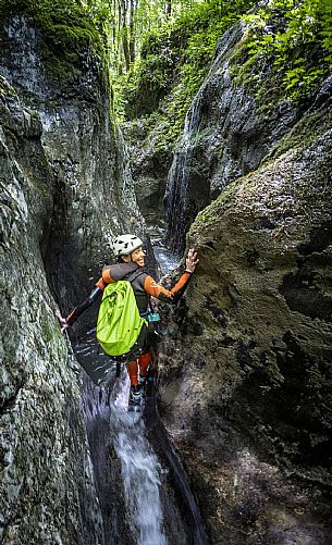 Canyoning in Rio Pielungo, Val d’Arzino Friuli Venezia Giulia, Italy. Participants navigate a spectacular canyon system carved into limestone and dolomite rock, progressing through narrow gorges, natural pools, waterfalls and rope descents under the supervision of the guide. The Rio Pielungo is considered one of the most scenic canyoning routes in the region, combining technical progression, geological interest and a uniquely wild atmosphere shaped by water and time.  [IT] Canyoning nel Rio Pielungo, Val d’Arzino (Friuli Venezia Giulia, Italia). I partecipanti attraversano uno spettacolare sistema di canyon scavato nelle rocce calcaree e dolomitiche, avanzando tra strette gole, pozze naturali, cascate e calate su corda sotto la supervisione di una Guida certificata. Il Rio Pielungo è considerato uno dei percorsi di canyoning più suggestivi della regione, grazie alla combinazione di progressione tecnica, interesse geologico e un’atmosfera autenticamente selvaggia modellata dall’acqua e dal tempo.