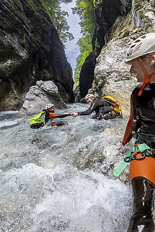 Canyoning in Rio Pielungo, Val d’Arzino Friuli Venezia Giulia, Italy. Participants navigate a spectacular canyon system carved into limestone and dolomite rock, progressing through narrow gorges, natural pools, waterfalls and rope descents under the supervision of the guide. The Rio Pielungo is considered one of the most scenic canyoning routes in the region, combining technical progression, geological interest and a uniquely wild atmosphere shaped by water and time.  [IT] Canyoning nel Rio Pielungo, Val d’Arzino (Friuli Venezia Giulia, Italia). I partecipanti attraversano uno spettacolare sistema di canyon scavato nelle rocce calcaree e dolomitiche, avanzando tra strette gole, pozze naturali, cascate e calate su corda sotto la supervisione di una Guida certificata. Il Rio Pielungo è considerato uno dei percorsi di canyoning più suggestivi della regione, grazie alla combinazione di progressione tecnica, interesse geologico e un’atmosfera autenticamente selvaggia modellata dall’acqua e dal tempo.