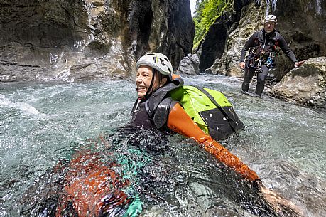 Canyoning in Rio Pielungo, Val d’Arzino Friuli Venezia Giulia, Italy. Participants navigate a spectacular canyon system carved into limestone and dolomite rock, progressing through narrow gorges, natural pools, waterfalls and rope descents under the supervision of the guide. The Rio Pielungo is considered one of the most scenic canyoning routes in the region, combining technical progression, geological interest and a uniquely wild atmosphere shaped by water and time.  [IT] Canyoning nel Rio Pielungo, Val d’Arzino (Friuli Venezia Giulia, Italia). I partecipanti attraversano uno spettacolare sistema di canyon scavato nelle rocce calcaree e dolomitiche, avanzando tra strette gole, pozze naturali, cascate e calate su corda sotto la supervisione di una Guida certificata. Il Rio Pielungo è considerato uno dei percorsi di canyoning più suggestivi della regione, grazie alla combinazione di progressione tecnica, interesse geologico e un’atmosfera autenticamente selvaggia modellata dall’acqua e dal tempo.