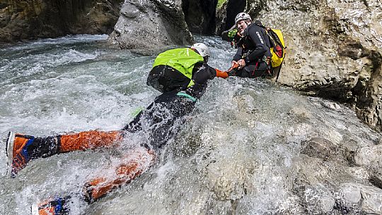 Canyoning in Rio Pielungo, Val d’Arzino Friuli Venezia Giulia, Italy. Participants navigate a spectacular canyon system carved into limestone and dolomite rock, progressing through narrow gorges, natural pools, waterfalls and rope descents under the supervision of the guide. The Rio Pielungo is considered one of the most scenic canyoning routes in the region, combining technical progression, geological interest and a uniquely wild atmosphere shaped by water and time.  [IT] Canyoning nel Rio Pielungo, Val d’Arzino (Friuli Venezia Giulia, Italia). I partecipanti attraversano uno spettacolare sistema di canyon scavato nelle rocce calcaree e dolomitiche, avanzando tra strette gole, pozze naturali, cascate e calate su corda sotto la supervisione di una Guida certificata. Il Rio Pielungo è considerato uno dei percorsi di canyoning più suggestivi della regione, grazie alla combinazione di progressione tecnica, interesse geologico e un’atmosfera autenticamente selvaggia modellata dall’acqua e dal tempo.