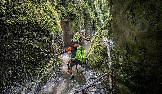 Canyoning in Rio Pielungo, Val d’Arzino Friuli Venezia Giulia, Italy. Participants navigate a spectacular canyon system carved into limestone and dolomite rock, progressing through narrow gorges, natural pools, waterfalls and rope descents under the supervision of the guide. The Rio Pielungo is considered one of the most scenic canyoning routes in the region, combining technical progression, geological interest and a uniquely wild atmosphere shaped by water and time.  [IT] Canyoning nel Rio Pielungo, Val d’Arzino (Friuli Venezia Giulia, Italia). I partecipanti attraversano uno spettacolare sistema di canyon scavato nelle rocce calcaree e dolomitiche, avanzando tra strette gole, pozze naturali, cascate e calate su corda sotto la supervisione di una Guida certificata. Il Rio Pielungo è considerato uno dei percorsi di canyoning più suggestivi della regione, grazie alla combinazione di progressione tecnica, interesse geologico e un’atmosfera autenticamente selvaggia modellata dall’acqua e dal tempo.