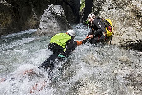 Canyoning in Rio Pielungo, Val d’Arzino Friuli Venezia Giulia, Italy. Participants navigate a spectacular canyon system carved into limestone and dolomite rock, progressing through narrow gorges, natural pools, waterfalls and rope descents under the supervision of the guide. The Rio Pielungo is considered one of the most scenic canyoning routes in the region, combining technical progression, geological interest and a uniquely wild atmosphere shaped by water and time.  [IT] Canyoning nel Rio Pielungo, Val d’Arzino (Friuli Venezia Giulia, Italia). I partecipanti attraversano uno spettacolare sistema di canyon scavato nelle rocce calcaree e dolomitiche, avanzando tra strette gole, pozze naturali, cascate e calate su corda sotto la supervisione di una Guida certificata. Il Rio Pielungo è considerato uno dei percorsi di canyoning più suggestivi della regione, grazie alla combinazione di progressione tecnica, interesse geologico e un’atmosfera autenticamente selvaggia modellata dall’acqua e dal tempo.