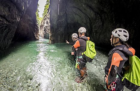 Canyoning in Rio Pielungo, Val d’Arzino Friuli Venezia Giulia, Italy. Participants navigate a spectacular canyon system carved into limestone and dolomite rock, progressing through narrow gorges, natural pools, waterfalls and rope descents under the supervision of the guide. The Rio Pielungo is considered one of the most scenic canyoning routes in the region, combining technical progression, geological interest and a uniquely wild atmosphere shaped by water and time.  [IT] Canyoning nel Rio Pielungo, Val d’Arzino (Friuli Venezia Giulia, Italia). I partecipanti attraversano uno spettacolare sistema di canyon scavato nelle rocce calcaree e dolomitiche, avanzando tra strette gole, pozze naturali, cascate e calate su corda sotto la supervisione di una Guida certificata. Il Rio Pielungo è considerato uno dei percorsi di canyoning più suggestivi della regione, grazie alla combinazione di progressione tecnica, interesse geologico e un’atmosfera autenticamente selvaggia modellata dall’acqua e dal tempo.