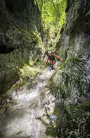 Canyoning in Rio Pielungo, Val d’Arzino Friuli Venezia Giulia, Italy. Participants navigate a spectacular canyon system carved into limestone and dolomite rock, progressing through narrow gorges, natural pools, waterfalls and rope descents under the supervision of the guide. The Rio Pielungo is considered one of the most scenic canyoning routes in the region, combining technical progression, geological interest and a uniquely wild atmosphere shaped by water and time.  [IT] Canyoning nel Rio Pielungo, Val d’Arzino (Friuli Venezia Giulia, Italia). I partecipanti attraversano uno spettacolare sistema di canyon scavato nelle rocce calcaree e dolomitiche, avanzando tra strette gole, pozze naturali, cascate e calate su corda sotto la supervisione di una Guida certificata. Il Rio Pielungo è considerato uno dei percorsi di canyoning più suggestivi della regione, grazie alla combinazione di progressione tecnica, interesse geologico e un’atmosfera autenticamente selvaggia modellata dall’acqua e dal tempo.