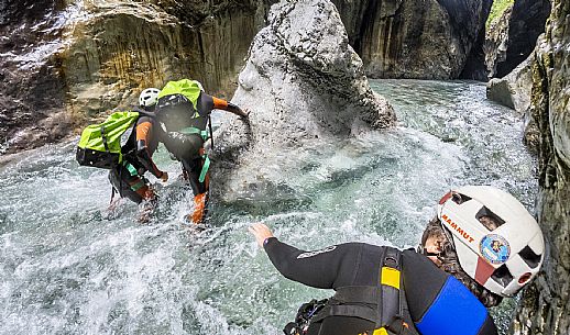 Canyoning in Rio Pielungo, Val d’Arzino Friuli Venezia Giulia, Italy. Participants navigate a spectacular canyon system carved into limestone and dolomite rock, progressing through narrow gorges, natural pools, waterfalls and rope descents under the supervision of the guide. The Rio Pielungo is considered one of the most scenic canyoning routes in the region, combining technical progression, geological interest and a uniquely wild atmosphere shaped by water and time.  [IT] Canyoning nel Rio Pielungo, Val d’Arzino (Friuli Venezia Giulia, Italia). I partecipanti attraversano uno spettacolare sistema di canyon scavato nelle rocce calcaree e dolomitiche, avanzando tra strette gole, pozze naturali, cascate e calate su corda sotto la supervisione di una Guida certificata. Il Rio Pielungo è considerato uno dei percorsi di canyoning più suggestivi della regione, grazie alla combinazione di progressione tecnica, interesse geologico e un’atmosfera autenticamente selvaggia modellata dall’acqua e dal tempo.