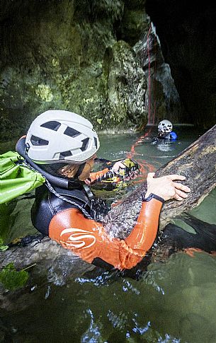 Canyoning in Rio Pielungo, Val d’Arzino Friuli Venezia Giulia, Italy. Participants navigate a spectacular canyon system carved into limestone and dolomite rock, progressing through narrow gorges, natural pools, waterfalls and rope descents under the supervision of the guide. The Rio Pielungo is considered one of the most scenic canyoning routes in the region, combining technical progression, geological interest and a uniquely wild atmosphere shaped by water and time.  [IT] Canyoning nel Rio Pielungo, Val d’Arzino (Friuli Venezia Giulia, Italia). I partecipanti attraversano uno spettacolare sistema di canyon scavato nelle rocce calcaree e dolomitiche, avanzando tra strette gole, pozze naturali, cascate e calate su corda sotto la supervisione di una Guida certificata. Il Rio Pielungo è considerato uno dei percorsi di canyoning più suggestivi della regione, grazie alla combinazione di progressione tecnica, interesse geologico e un’atmosfera autenticamente selvaggia modellata dall’acqua e dal tempo.