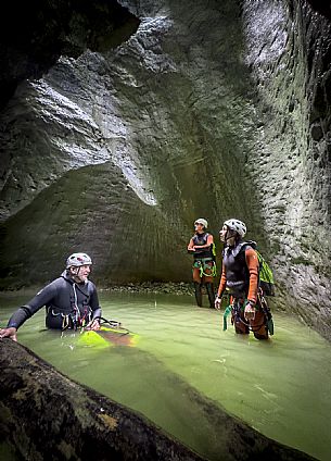 Canyoning in Rio Pielungo, Val d’Arzino Friuli Venezia Giulia, Italy. Participants navigate a spectacular canyon system carved into limestone and dolomite rock, progressing through narrow gorges, natural pools, waterfalls and rope descents under the supervision of the guide. The Rio Pielungo is considered one of the most scenic canyoning routes in the region, combining technical progression, geological interest and a uniquely wild atmosphere shaped by water and time.  [IT] Canyoning nel Rio Pielungo, Val d’Arzino (Friuli Venezia Giulia, Italia). I partecipanti attraversano uno spettacolare sistema di canyon scavato nelle rocce calcaree e dolomitiche, avanzando tra strette gole, pozze naturali, cascate e calate su corda sotto la supervisione di una Guida certificata. Il Rio Pielungo è considerato uno dei percorsi di canyoning più suggestivi della regione, grazie alla combinazione di progressione tecnica, interesse geologico e un’atmosfera autenticamente selvaggia modellata dall’acqua e dal tempo.