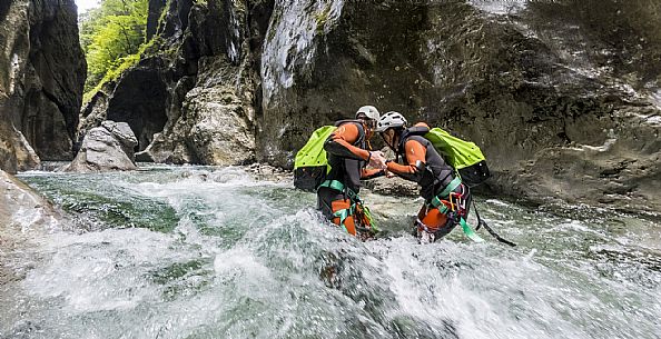 Canyoning in Rio Pielungo, Val d’Arzino Friuli Venezia Giulia, Italy. Participants navigate a spectacular canyon system carved into limestone and dolomite rock, progressing through narrow gorges, natural pools, waterfalls and rope descents under the supervision of the guide. The Rio Pielungo is considered one of the most scenic canyoning routes in the region, combining technical progression, geological interest and a uniquely wild atmosphere shaped by water and time.  [IT] Canyoning nel Rio Pielungo, Val d’Arzino (Friuli Venezia Giulia, Italia). I partecipanti attraversano uno spettacolare sistema di canyon scavato nelle rocce calcaree e dolomitiche, avanzando tra strette gole, pozze naturali, cascate e calate su corda sotto la supervisione di una Guida certificata. Il Rio Pielungo è considerato uno dei percorsi di canyoning più suggestivi della regione, grazie alla combinazione di progressione tecnica, interesse geologico e un’atmosfera autenticamente selvaggia modellata dall’acqua e dal tempo.