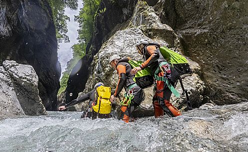 Canyoning in Rio Pielungo, Val d’Arzino Friuli Venezia Giulia, Italy. Participants navigate a spectacular canyon system carved into limestone and dolomite rock, progressing through narrow gorges, natural pools, waterfalls and rope descents under the supervision of the guide. The Rio Pielungo is considered one of the most scenic canyoning routes in the region, combining technical progression, geological interest and a uniquely wild atmosphere shaped by water and time.  [IT] Canyoning nel Rio Pielungo, Val d’Arzino (Friuli Venezia Giulia, Italia). I partecipanti attraversano uno spettacolare sistema di canyon scavato nelle rocce calcaree e dolomitiche, avanzando tra strette gole, pozze naturali, cascate e calate su corda sotto la supervisione di una Guida certificata. Il Rio Pielungo è considerato uno dei percorsi di canyoning più suggestivi della regione, grazie alla combinazione di progressione tecnica, interesse geologico e un’atmosfera autenticamente selvaggia modellata dall’acqua e dal tempo.