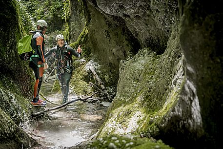 Canyoning in Rio Pielungo, Val d’Arzino Friuli Venezia Giulia, Italy. Participants navigate a spectacular canyon system carved into limestone and dolomite rock, progressing through narrow gorges, natural pools, waterfalls and rope descents under the supervision of the guide. The Rio Pielungo is considered one of the most scenic canyoning routes in the region, combining technical progression, geological interest and a uniquely wild atmosphere shaped by water and time.  [IT] Canyoning nel Rio Pielungo, Val d’Arzino (Friuli Venezia Giulia, Italia). I partecipanti attraversano uno spettacolare sistema di canyon scavato nelle rocce calcaree e dolomitiche, avanzando tra strette gole, pozze naturali, cascate e calate su corda sotto la supervisione di una Guida certificata. Il Rio Pielungo è considerato uno dei percorsi di canyoning più suggestivi della regione, grazie alla combinazione di progressione tecnica, interesse geologico e un’atmosfera autenticamente selvaggia modellata dall’acqua e dal tempo.