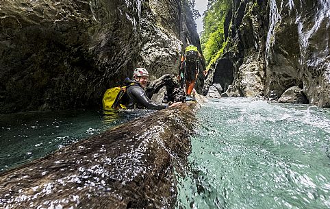 Canyoning in Rio Pielungo, Val d’Arzino Friuli Venezia Giulia, Italy. Participants navigate a spectacular canyon system carved into limestone and dolomite rock, progressing through narrow gorges, natural pools, waterfalls and rope descents under the supervision of the guide. The Rio Pielungo is considered one of the most scenic canyoning routes in the region, combining technical progression, geological interest and a uniquely wild atmosphere shaped by water and time.  [IT] Canyoning nel Rio Pielungo, Val d’Arzino (Friuli Venezia Giulia, Italia). I partecipanti attraversano uno spettacolare sistema di canyon scavato nelle rocce calcaree e dolomitiche, avanzando tra strette gole, pozze naturali, cascate e calate su corda sotto la supervisione di una Guida certificata. Il Rio Pielungo è considerato uno dei percorsi di canyoning più suggestivi della regione, grazie alla combinazione di progressione tecnica, interesse geologico e un’atmosfera autenticamente selvaggia modellata dall’acqua e dal tempo.