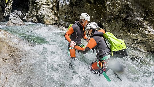 Canyoning in Rio Pielungo, Val d’Arzino Friuli Venezia Giulia, Italy. Participants navigate a spectacular canyon system carved into limestone and dolomite rock, progressing through narrow gorges, natural pools, waterfalls and rope descents under the supervision of the guide. The Rio Pielungo is considered one of the most scenic canyoning routes in the region, combining technical progression, geological interest and a uniquely wild atmosphere shaped by water and time.  [IT] Canyoning nel Rio Pielungo, Val d’Arzino (Friuli Venezia Giulia, Italia). I partecipanti attraversano uno spettacolare sistema di canyon scavato nelle rocce calcaree e dolomitiche, avanzando tra strette gole, pozze naturali, cascate e calate su corda sotto la supervisione di una Guida certificata. Il Rio Pielungo è considerato uno dei percorsi di canyoning più suggestivi della regione, grazie alla combinazione di progressione tecnica, interesse geologico e un’atmosfera autenticamente selvaggia modellata dall’acqua e dal tempo.