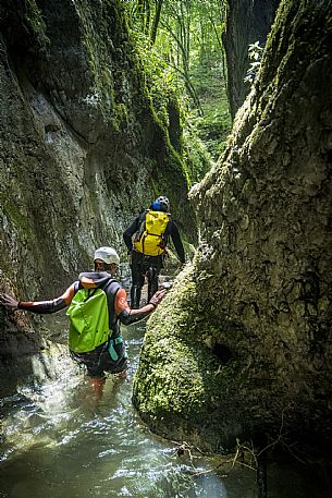 Canyoning in Rio Pielungo, Val d’Arzino Friuli Venezia Giulia, Italy. Participants navigate a spectacular canyon system carved into limestone and dolomite rock, progressing through narrow gorges, natural pools, waterfalls and rope descents under the supervision of the guide. The Rio Pielungo is considered one of the most scenic canyoning routes in the region, combining technical progression, geological interest and a uniquely wild atmosphere shaped by water and time.  [IT] Canyoning nel Rio Pielungo, Val d’Arzino (Friuli Venezia Giulia, Italia). I partecipanti attraversano uno spettacolare sistema di canyon scavato nelle rocce calcaree e dolomitiche, avanzando tra strette gole, pozze naturali, cascate e calate su corda sotto la supervisione di una Guida certificata. Il Rio Pielungo è considerato uno dei percorsi di canyoning più suggestivi della regione, grazie alla combinazione di progressione tecnica, interesse geologico e un’atmosfera autenticamente selvaggia modellata dall’acqua e dal tempo.