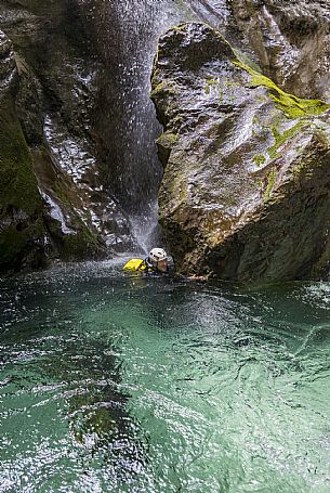 Canyoning in Rio Pielungo, Val d’Arzino Friuli Venezia Giulia, Italy. Participants navigate a spectacular canyon system carved into limestone and dolomite rock, progressing through narrow gorges, natural pools, waterfalls and rope descents under the supervision of the guide. The Rio Pielungo is considered one of the most scenic canyoning routes in the region, combining technical progression, geological interest and a uniquely wild atmosphere shaped by water and time.  [IT] Canyoning nel Rio Pielungo, Val d’Arzino (Friuli Venezia Giulia, Italia). I partecipanti attraversano uno spettacolare sistema di canyon scavato nelle rocce calcaree e dolomitiche, avanzando tra strette gole, pozze naturali, cascate e calate su corda sotto la supervisione di una Guida certificata. Il Rio Pielungo è considerato uno dei percorsi di canyoning più suggestivi della regione, grazie alla combinazione di progressione tecnica, interesse geologico e un’atmosfera autenticamente selvaggia modellata dall’acqua e dal tempo.