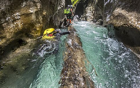 Canyoning in Rio Pielungo, Val d’Arzino Friuli Venezia Giulia, Italy. Participants navigate a spectacular canyon system carved into limestone and dolomite rock, progressing through narrow gorges, natural pools, waterfalls and rope descents under the supervision of the guide. The Rio Pielungo is considered one of the most scenic canyoning routes in the region, combining technical progression, geological interest and a uniquely wild atmosphere shaped by water and time.  [IT] Canyoning nel Rio Pielungo, Val d’Arzino (Friuli Venezia Giulia, Italia). I partecipanti attraversano uno spettacolare sistema di canyon scavato nelle rocce calcaree e dolomitiche, avanzando tra strette gole, pozze naturali, cascate e calate su corda sotto la supervisione di una Guida certificata. Il Rio Pielungo è considerato uno dei percorsi di canyoning più suggestivi della regione, grazie alla combinazione di progressione tecnica, interesse geologico e un’atmosfera autenticamente selvaggia modellata dall’acqua e dal tempo.