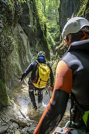 Canyoning in Rio Pielungo, Val d’Arzino Friuli Venezia Giulia, Italy. Participants navigate a spectacular canyon system carved into limestone and dolomite rock, progressing through narrow gorges, natural pools, waterfalls and rope descents under the supervision of the guide. The Rio Pielungo is considered one of the most scenic canyoning routes in the region, combining technical progression, geological interest and a uniquely wild atmosphere shaped by water and time.  [IT] Canyoning nel Rio Pielungo, Val d’Arzino (Friuli Venezia Giulia, Italia). I partecipanti attraversano uno spettacolare sistema di canyon scavato nelle rocce calcaree e dolomitiche, avanzando tra strette gole, pozze naturali, cascate e calate su corda sotto la supervisione di una Guida certificata. Il Rio Pielungo è considerato uno dei percorsi di canyoning più suggestivi della regione, grazie alla combinazione di progressione tecnica, interesse geologico e un’atmosfera autenticamente selvaggia modellata dall’acqua e dal tempo.