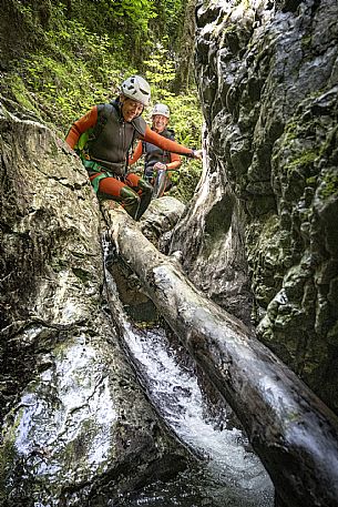 Canyoning in Rio Pielungo, Val d’Arzino Friuli Venezia Giulia, Italy. Participants navigate a spectacular canyon system carved into limestone and dolomite rock, progressing through narrow gorges, natural pools, waterfalls and rope descents under the supervision of the guide. The Rio Pielungo is considered one of the most scenic canyoning routes in the region, combining technical progression, geological interest and a uniquely wild atmosphere shaped by water and time.  [IT] Canyoning nel Rio Pielungo, Val d’Arzino (Friuli Venezia Giulia, Italia). I partecipanti attraversano uno spettacolare sistema di canyon scavato nelle rocce calcaree e dolomitiche, avanzando tra strette gole, pozze naturali, cascate e calate su corda sotto la supervisione di una Guida certificata. Il Rio Pielungo è considerato uno dei percorsi di canyoning più suggestivi della regione, grazie alla combinazione di progressione tecnica, interesse geologico e un’atmosfera autenticamente selvaggia modellata dall’acqua e dal tempo.