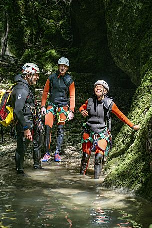 Canyoning in Rio Pielungo, Val d’Arzino Friuli Venezia Giulia, Italy. Participants navigate a spectacular canyon system carved into limestone and dolomite rock, progressing through narrow gorges, natural pools, waterfalls and rope descents under the supervision of the guide. The Rio Pielungo is considered one of the most scenic canyoning routes in the region, combining technical progression, geological interest and a uniquely wild atmosphere shaped by water and time.  [IT] Canyoning nel Rio Pielungo, Val d’Arzino (Friuli Venezia Giulia, Italia). I partecipanti attraversano uno spettacolare sistema di canyon scavato nelle rocce calcaree e dolomitiche, avanzando tra strette gole, pozze naturali, cascate e calate su corda sotto la supervisione di una Guida certificata. Il Rio Pielungo è considerato uno dei percorsi di canyoning più suggestivi della regione, grazie alla combinazione di progressione tecnica, interesse geologico e un’atmosfera autenticamente selvaggia modellata dall’acqua e dal tempo.