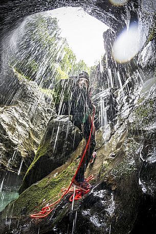 Canyoning in Rio Pielungo, Val d’Arzino Friuli Venezia Giulia, Italy. Participants navigate a spectacular canyon system carved into limestone and dolomite rock, progressing through narrow gorges, natural pools, waterfalls and rope descents under the supervision of the guide. The Rio Pielungo is considered one of the most scenic canyoning routes in the region, combining technical progression, geological interest and a uniquely wild atmosphere shaped by water and time.  [IT] Canyoning nel Rio Pielungo, Val d’Arzino (Friuli Venezia Giulia, Italia). I partecipanti attraversano uno spettacolare sistema di canyon scavato nelle rocce calcaree e dolomitiche, avanzando tra strette gole, pozze naturali, cascate e calate su corda sotto la supervisione di una Guida certificata. Il Rio Pielungo è considerato uno dei percorsi di canyoning più suggestivi della regione, grazie alla combinazione di progressione tecnica, interesse geologico e un’atmosfera autenticamente selvaggia modellata dall’acqua e dal tempo.