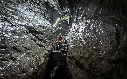 Canyoning in Rio Pielungo, Val d’Arzino Friuli Venezia Giulia, Italy. Participants navigate a spectacular canyon system carved into limestone and dolomite rock, progressing through narrow gorges, natural pools, waterfalls and rope descents under the supervision of the guide. The Rio Pielungo is considered one of the most scenic canyoning routes in the region, combining technical progression, geological interest and a uniquely wild atmosphere shaped by water and time.  [IT] Canyoning nel Rio Pielungo, Val d’Arzino (Friuli Venezia Giulia, Italia). I partecipanti attraversano uno spettacolare sistema di canyon scavato nelle rocce calcaree e dolomitiche, avanzando tra strette gole, pozze naturali, cascate e calate su corda sotto la supervisione di una Guida certificata. Il Rio Pielungo è considerato uno dei percorsi di canyoning più suggestivi della regione, grazie alla combinazione di progressione tecnica, interesse geologico e un’atmosfera autenticamente selvaggia modellata dall’acqua e dal tempo.