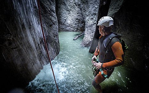Canyoning in Rio Pielungo, Val d’Arzino Friuli Venezia Giulia, Italy. Participants navigate a spectacular canyon system carved into limestone and dolomite rock, progressing through narrow gorges, natural pools, waterfalls and rope descents under the supervision of the guide. The Rio Pielungo is considered one of the most scenic canyoning routes in the region, combining technical progression, geological interest and a uniquely wild atmosphere shaped by water and time.  [IT] Canyoning nel Rio Pielungo, Val d’Arzino (Friuli Venezia Giulia, Italia). I partecipanti attraversano uno spettacolare sistema di canyon scavato nelle rocce calcaree e dolomitiche, avanzando tra strette gole, pozze naturali, cascate e calate su corda sotto la supervisione di una Guida certificata. Il Rio Pielungo è considerato uno dei percorsi di canyoning più suggestivi della regione, grazie alla combinazione di progressione tecnica, interesse geologico e un’atmosfera autenticamente selvaggia modellata dall’acqua e dal tempo.