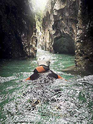 Canyoning in Rio Pielungo, Val d’Arzino Friuli Venezia Giulia, Italy. Participants navigate a spectacular canyon system carved into limestone and dolomite rock, progressing through narrow gorges, natural pools, waterfalls and rope descents under the supervision of the guide. The Rio Pielungo is considered one of the most scenic canyoning routes in the region, combining technical progression, geological interest and a uniquely wild atmosphere shaped by water and time.  [IT] Canyoning nel Rio Pielungo, Val d’Arzino (Friuli Venezia Giulia, Italia). I partecipanti attraversano uno spettacolare sistema di canyon scavato nelle rocce calcaree e dolomitiche, avanzando tra strette gole, pozze naturali, cascate e calate su corda sotto la supervisione di una Guida certificata. Il Rio Pielungo è considerato uno dei percorsi di canyoning più suggestivi della regione, grazie alla combinazione di progressione tecnica, interesse geologico e un’atmosfera autenticamente selvaggia modellata dall’acqua e dal tempo.