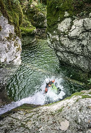 Canyoning in Rio Pielungo, Val d’Arzino Friuli Venezia Giulia, Italy. Participants navigate a spectacular canyon system carved into limestone and dolomite rock, progressing through narrow gorges, natural pools, waterfalls and rope descents under the supervision of the guide. The Rio Pielungo is considered one of the most scenic canyoning routes in the region, combining technical progression, geological interest and a uniquely wild atmosphere shaped by water and time.  [IT] Canyoning nel Rio Pielungo, Val d’Arzino (Friuli Venezia Giulia, Italia). I partecipanti attraversano uno spettacolare sistema di canyon scavato nelle rocce calcaree e dolomitiche, avanzando tra strette gole, pozze naturali, cascate e calate su corda sotto la supervisione di una Guida certificata. Il Rio Pielungo è considerato uno dei percorsi di canyoning più suggestivi della regione, grazie alla combinazione di progressione tecnica, interesse geologico e un’atmosfera autenticamente selvaggia modellata dall’acqua e dal tempo.