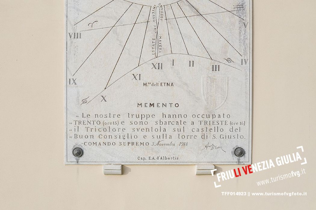 WOP, Italia, Trieste, SAN GIUSTO HILL. Sundial with epigraph, 1918/ Tergestinos almae matri/ restitutionis anno/ Victorio Emmanuele III rege/
Le nostre truppe hanno occupato/ Trento (ore 15) e sono sbarcate a Trieste (ore
16)/ il tricolore sventola sul castello del/ Buon Consiglio e sulla torre di S. Giusto/
Comando Supremo 3 novembre 1918/ a. D,  Schirra/Giraldi