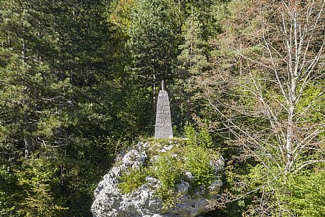 WOP,Slovenia, Trenta, SOÄŒA MILITARY CEMETERY,The cannon grenade on the stony pillar that is part of the monument to the slain soldiers,© Schirra/Giraldi WOP,Slovenia, Trenta, SOÄŒA MILITARY CEMETERY,The cannon grenade on the stony pillar that is part of the monument to the slain soldiers,© Schirra/Giraldi