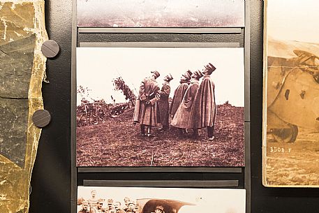 WOP,Italia, Gorizia, Great War Museum,A group of officers observes aircraft evolutions., © Schirra/Giraldi WOP,Italia, Gorizia, Great War Museum,A group of officers observes aircraft evolutions., © Schirra/Giraldi