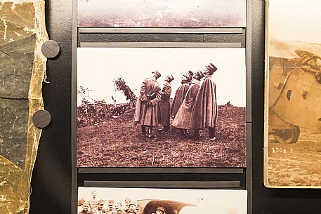 WOP,Italia, Gorizia, Great War Museum,A group of officers observes aircraft evolutions., © Schirra/Giraldi