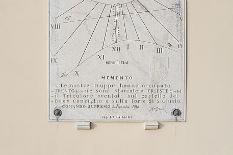 WOP, Italia, Trieste, SAN GIUSTO HILL. Sundial with epigraph, 1918/ Tergestinos almae matri/ restitutionis anno/ Victorio Emmanuele III rege/
Le nostre truppe hanno occupato/ Trento (ore 15) e sono sbarcate a Trieste (ore
16)/ il tricolore sventola sul castello del/ Buon Consiglio e sulla torre di S. Giusto/
Comando Supremo 3 novembre 1918/ a. D, © Schirra/Giraldi