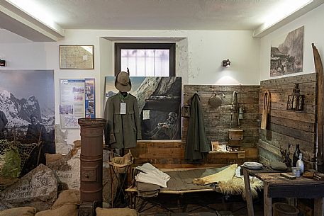 Sale Cimeli del Comando Brigata Alpina 