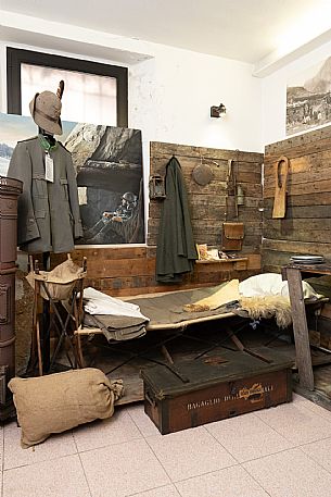 Sale Cimeli del Comando Brigata Alpina 
